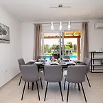 Villa Enjoy Mit Privatem Pool, By Istrabook