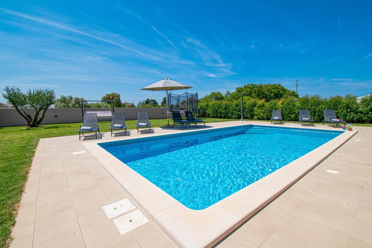Enjoy Mit Privatem Pool, By Istrabook